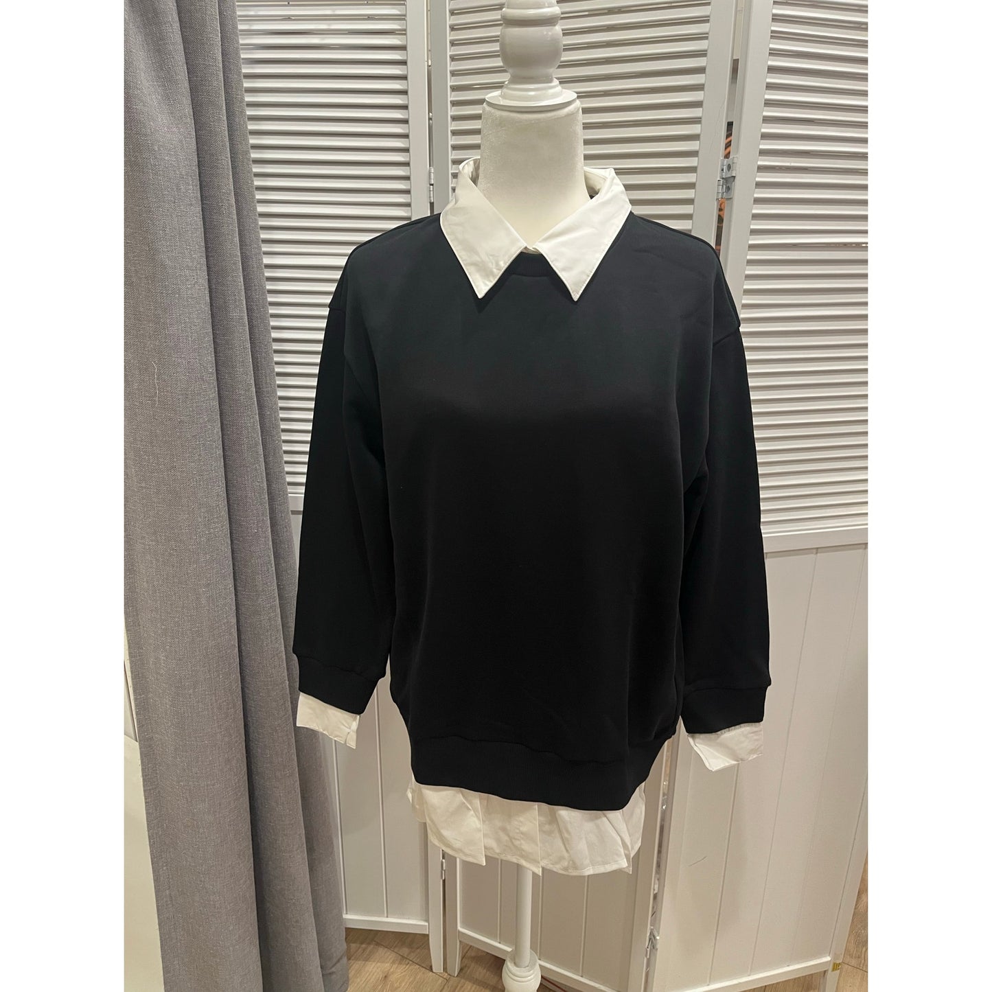 Urban Revivo Sweatshirt with White Collar