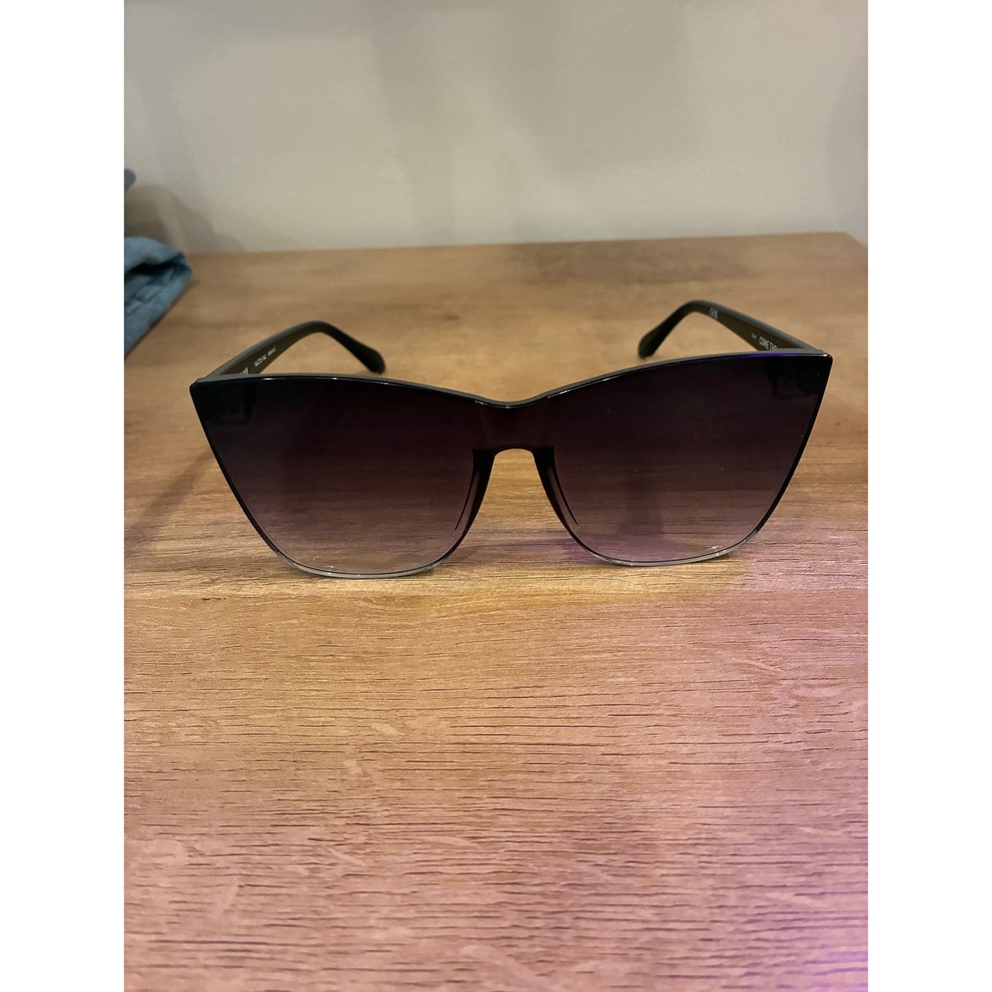 QUAY Come Thru Sunglasses