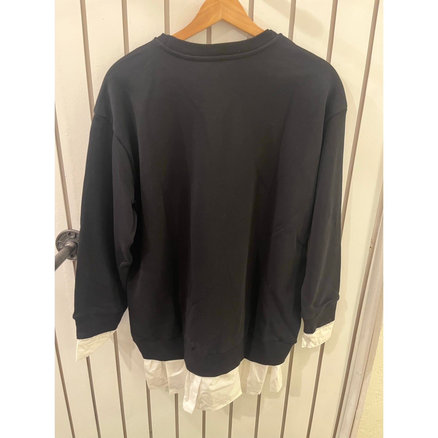 Urban Revivo Sweatshirt with White Collar